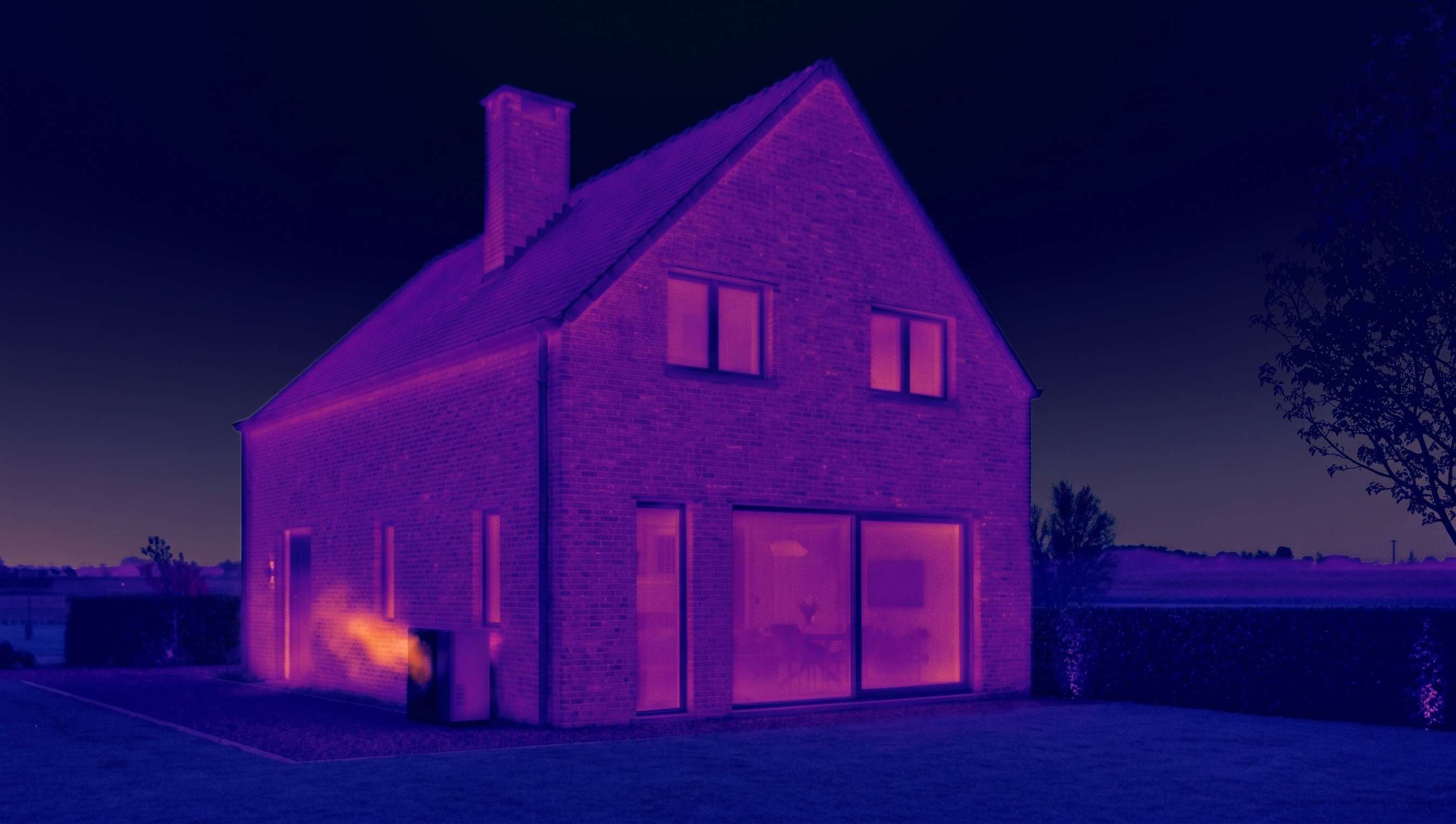 La même maison après isolation vue en thermographie : enveloppe uniformément mauve